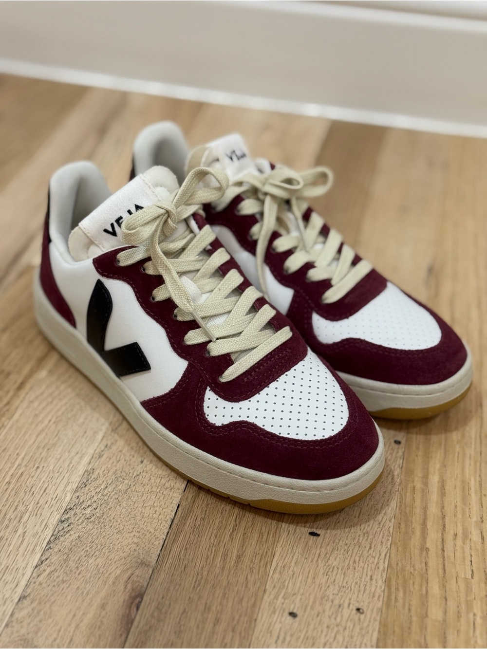 Veja V-10 Sneakers - Picture 2 of 7